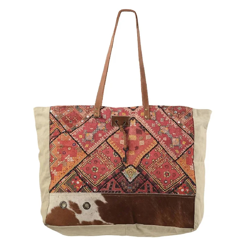 Chasing Sunsets Tote In Multi